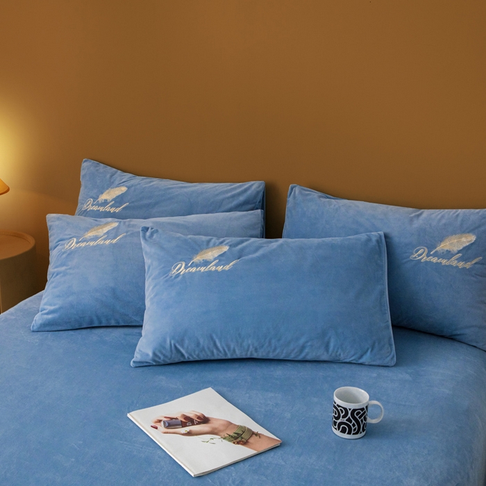 91家纺网 家纺一手货源 找家纺 悦织湾家纺 2025新款水晶绒刺绣羽毛四件套纯色床单被套枕套学生宿舍单双人床三四件套 羽毛-宝蓝