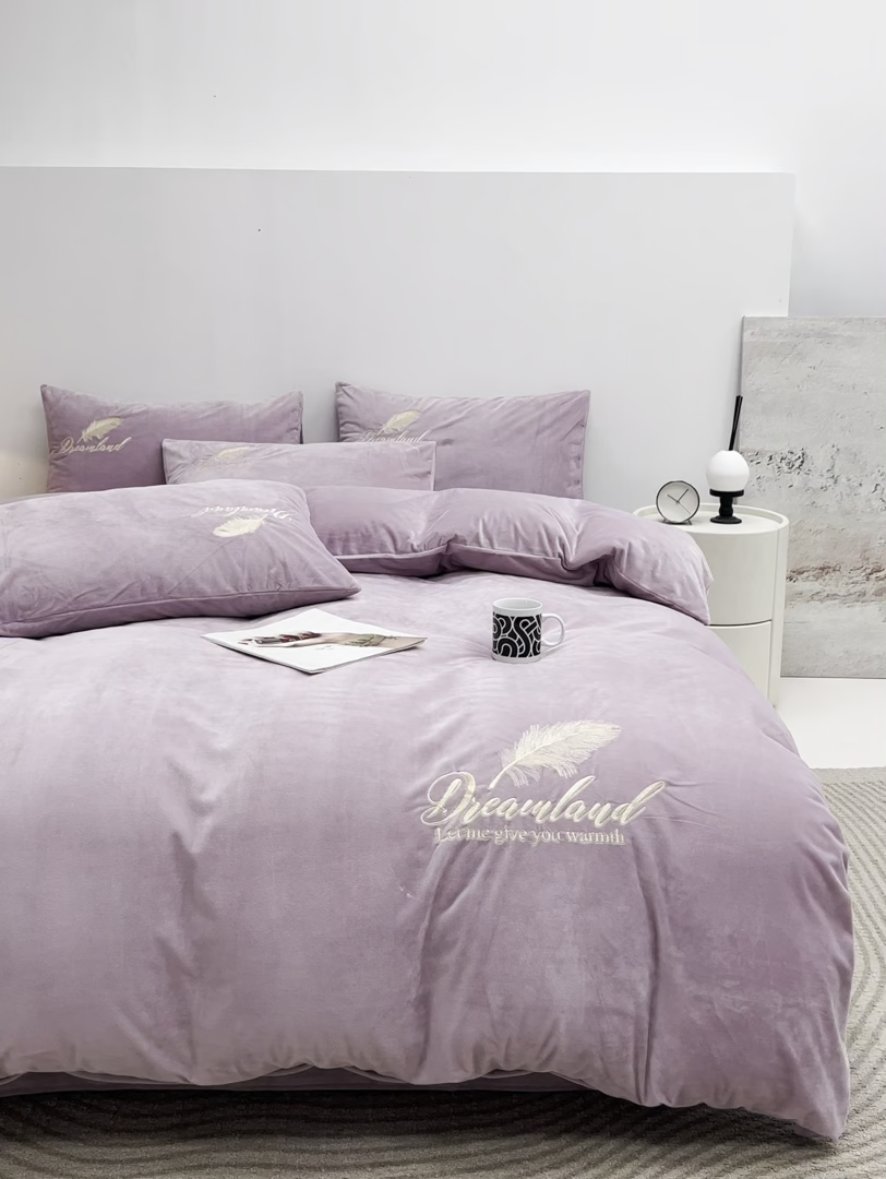 91家纺网 家纺一手货源 找家纺 悦织湾家纺 2025新款水晶绒刺绣羽毛四件套纯色床单被套枕套学生宿舍单双人床三四件套 羽毛-浅紫