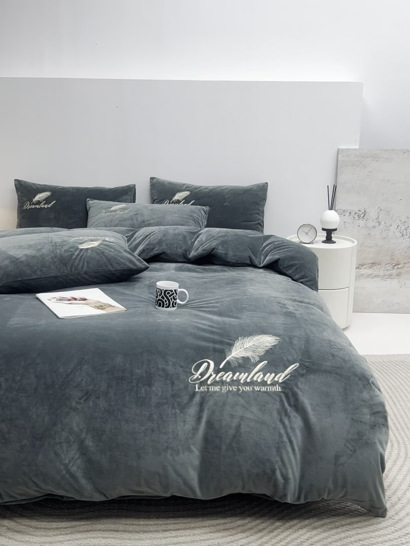 91家纺网 家纺一手货源 找家纺 悦织湾家纺 2025新款水晶绒刺绣羽毛四件套纯色床单被套枕套学生宿舍单双人床三四件套 羽毛-深灰