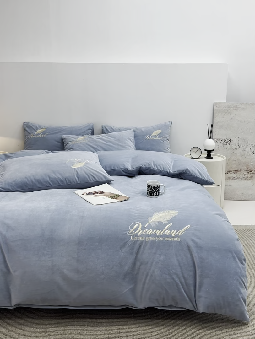 91家纺网 家纺一手货源 找家纺 悦织湾家纺 2025新款水晶绒刺绣羽毛四件套纯色床单被套枕套学生宿舍单双人床三四件套 羽毛-浅蓝