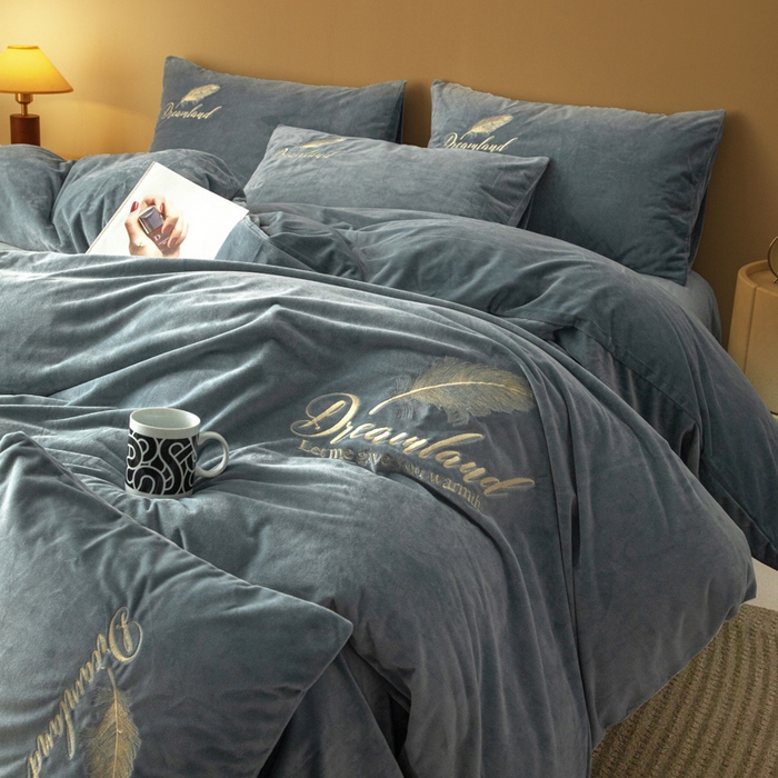 91家纺网 家纺一手货源 找家纺 悦织湾家纺 2025新款水晶绒刺绣羽毛四件套纯色床单被套枕套学生宿舍单双人床三四件套 羽毛-浅灰