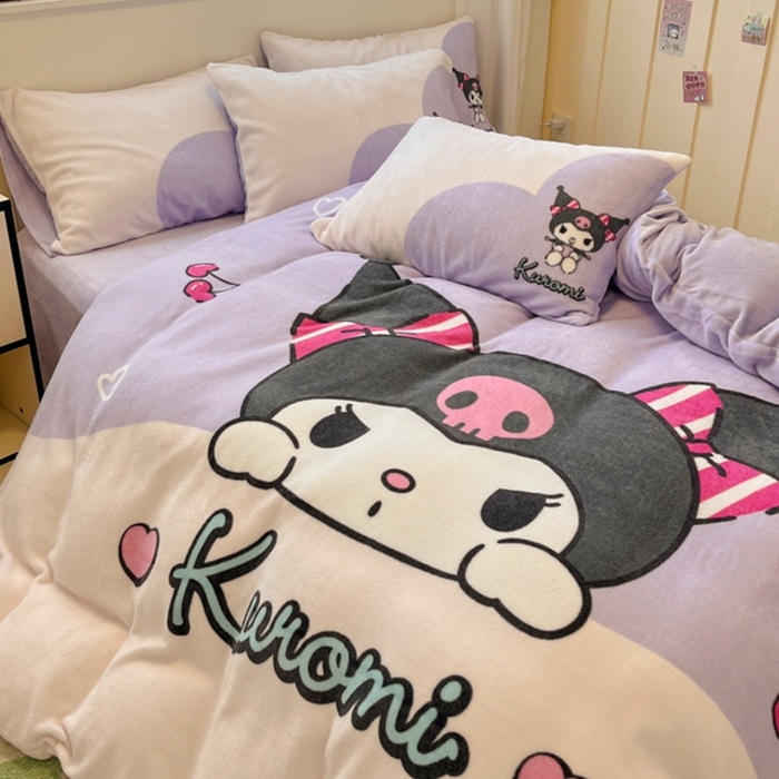 91家纺网 家纺一手货源 找家纺 金爱家 2025新款正版三丽鸥授权大版卡通平网数码印花加厚高克重牛奶绒系列四件套-第二批 绒R呆萌库洛米