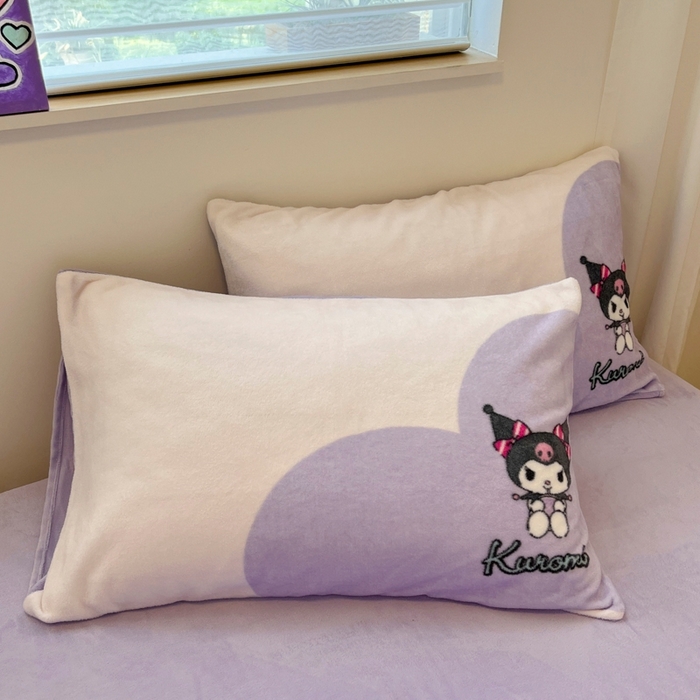 91家纺网 家纺一手货源 找家纺 金爱家 2025新款正版三丽鸥授权大版卡通平网数码印花加厚高克重牛奶绒系列四件套-第二批 绒R呆萌库洛米