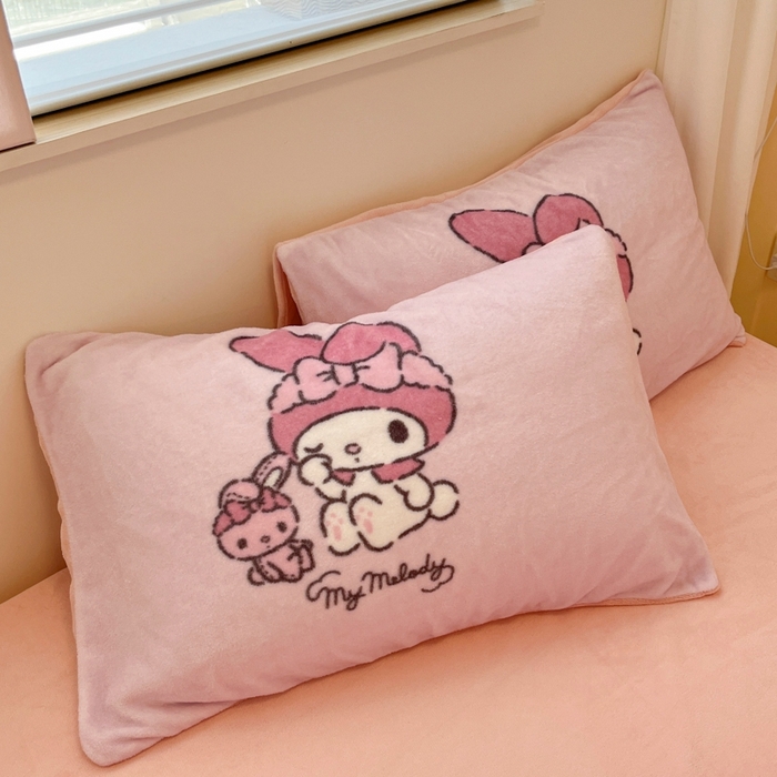 91家纺网 家纺一手货源 找家纺 金爱家 2025新款正版三丽鸥授权大版卡通平网数码印花加厚高克重牛奶绒系列四件套-第二批 绒R草莓美乐蒂