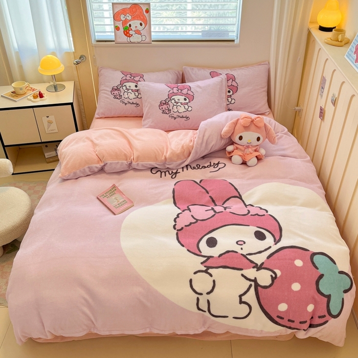 91家纺网 家纺一手货源 找家纺 金爱家 2025新款正版三丽鸥授权大版卡通平网数码印花加厚高克重牛奶绒系列四件套-第二批 绒R草莓美乐蒂