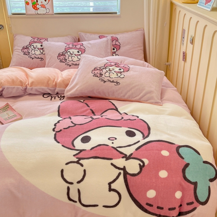 91家纺网 家纺一手货源 找家纺 金爱家 2025新款正版三丽鸥授权大版卡通平网数码印花加厚高克重牛奶绒系列四件套-第二批 绒R草莓美乐蒂