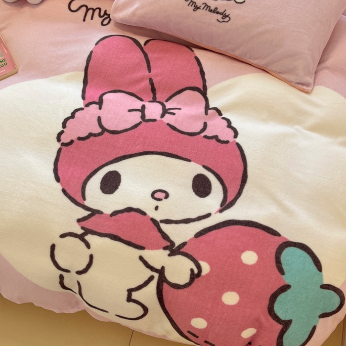 91家纺网 家纺一手货源 找家纺 金爱家 2025新款正版三丽鸥授权大版卡通平网数码印花加厚高克重牛奶绒系列四件套-第二批 绒R草莓美乐蒂