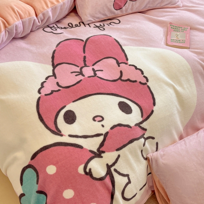 91家纺网 家纺一手货源 找家纺 金爱家 2025新款正版三丽鸥授权大版卡通平网数码印花加厚高克重牛奶绒系列四件套-第二批 绒R草莓美乐蒂