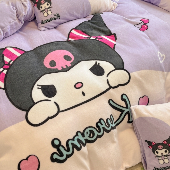 91家纺网 家纺一手货源 找家纺 金爱家 2025新款正版三丽鸥授权大版卡通平网数码印花加厚高克重牛奶绒系列四件套-第二批 绒R呆萌库洛米