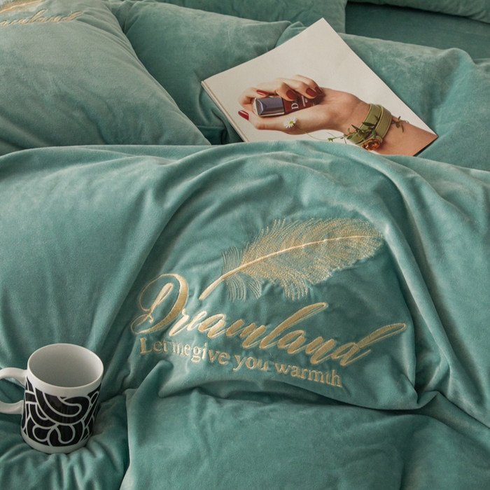 91家纺网 家纺一手货源 找家纺 悦织湾家纺 2025新款水晶绒刺绣羽毛四件套纯色床单被套枕套学生宿舍单双人床三四件套 羽毛-浅水绿