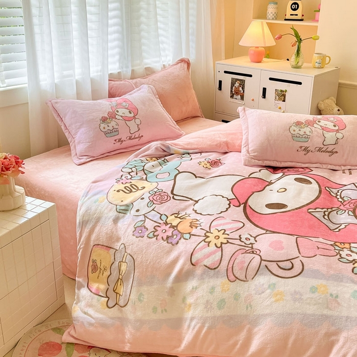 91家纺网 家纺一手货源 找家纺 金爱家 2025新款正版三丽鸥授权大版卡通平网数码印花加厚高克重牛奶绒系列四件套-第二批 熊熊兔美乐蒂