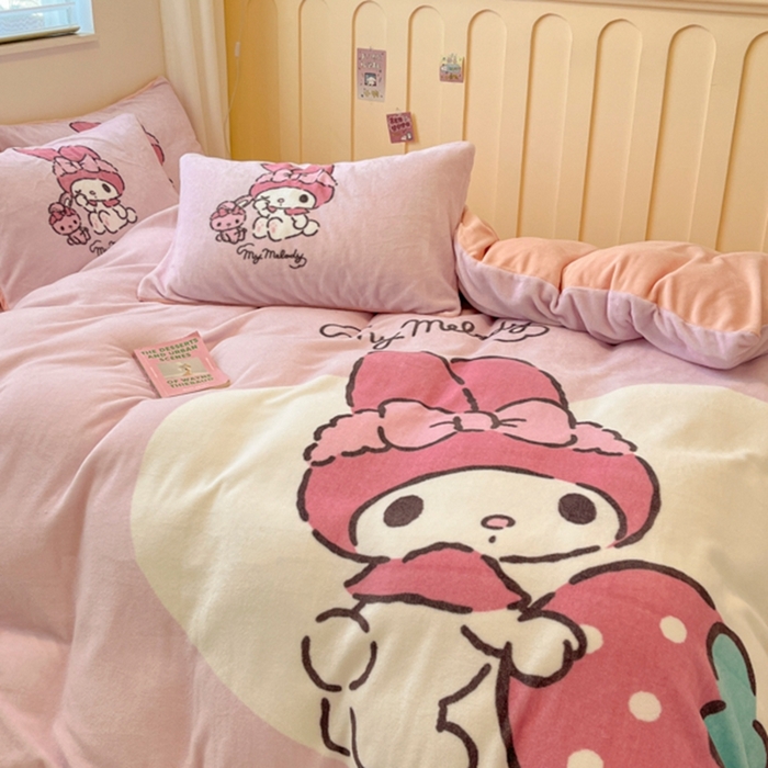 91家纺网 家纺一手货源 找家纺 金爱家 2025新款正版三丽鸥授权大版卡通平网数码印花加厚高克重牛奶绒系列四件套-第二批 绒R草莓美乐蒂