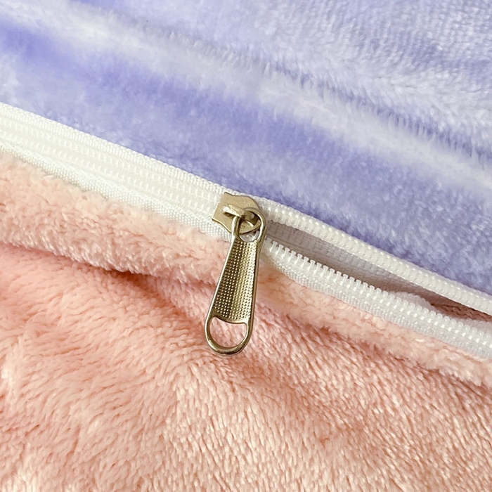 91家纺网 家纺一手货源 找家纺 金爱家 2025新款正版三丽鸥授权大版卡通平网数码印花加厚高克重牛奶绒系列四件套-第二批 礼物库洛米