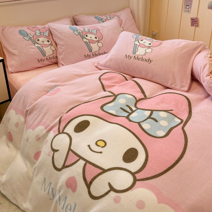 91家纺网 家纺一手货源 找家纺 金爱家 2025新款正版三丽鸥授权大版卡通平网数码印花加厚高克重牛奶绒系列四件套-第二批 绒R萌萌美乐蒂