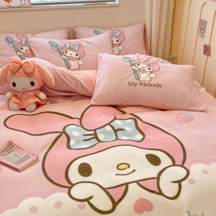 91家纺网 家纺一手货源 找家纺 金爱家 2025新款正版三丽鸥授权大版卡通平网数码印花加厚高克重牛奶绒系列四件套-第二批 绒R萌萌美乐蒂