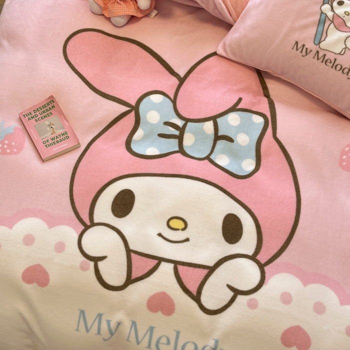 91家纺网 家纺一手货源 找家纺 金爱家 2025新款正版三丽鸥授权大版卡通平网数码印花加厚高克重牛奶绒系列四件套-第二批 绒R萌萌美乐蒂