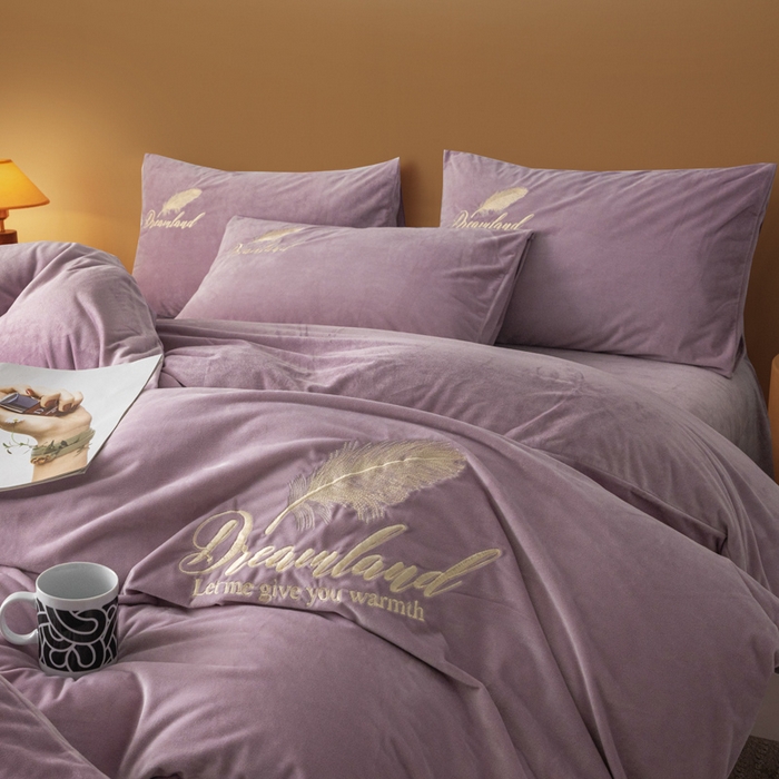 91家纺网 家纺一手货源 找家纺 悦织湾家纺 2025新款水晶绒刺绣羽毛四件套纯色床单被套枕套学生宿舍单双人床三四件套 羽毛-浅紫