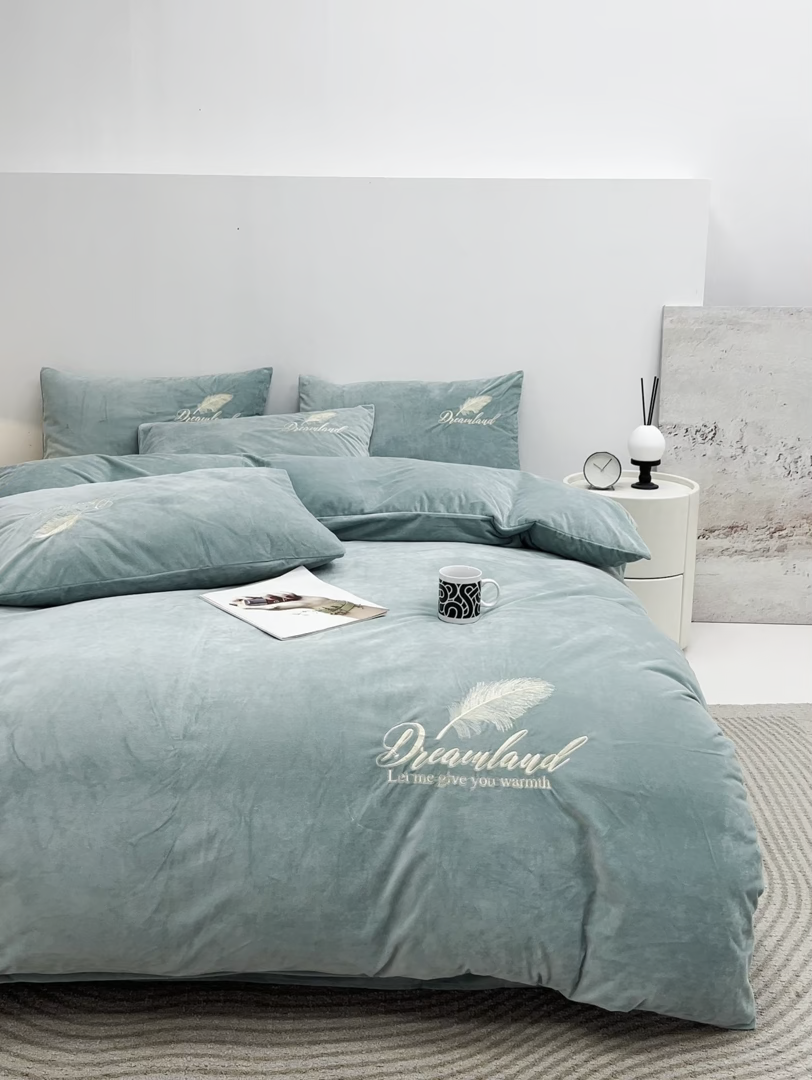 91家纺网 家纺一手货源 找家纺 悦织湾家纺 2025新款水晶绒刺绣羽毛四件套纯色床单被套枕套学生宿舍单双人床三四件套 羽毛-浅水绿