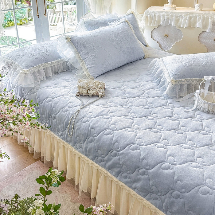 91家纺网 家纺一手货源 找家纺 虹星家纺 2025新款法式雕花牛奶绒花边单床盖-星光碟影 星光蝶影-海盐蓝