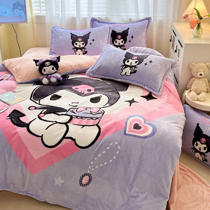 91家纺网 家纺一手货源 找家纺 金爱家 2025新款正版三丽鸥授权大版卡通平网数码印花加厚高克重牛奶绒系列四件套-第二批 礼物库洛米