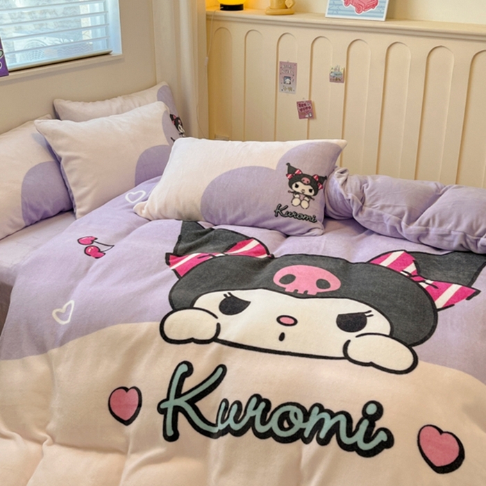 91家纺网 家纺一手货源 找家纺 金爱家 2025新款正版三丽鸥授权大版卡通平网数码印花加厚高克重牛奶绒系列四件套-第二批 绒R呆萌库洛米