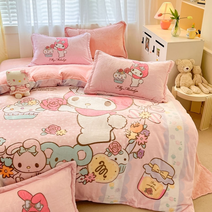 91家纺网 家纺一手货源 找家纺 金爱家 2025新款正版三丽鸥授权大版卡通平网数码印花加厚高克重牛奶绒系列四件套-第二批 熊熊兔美乐蒂