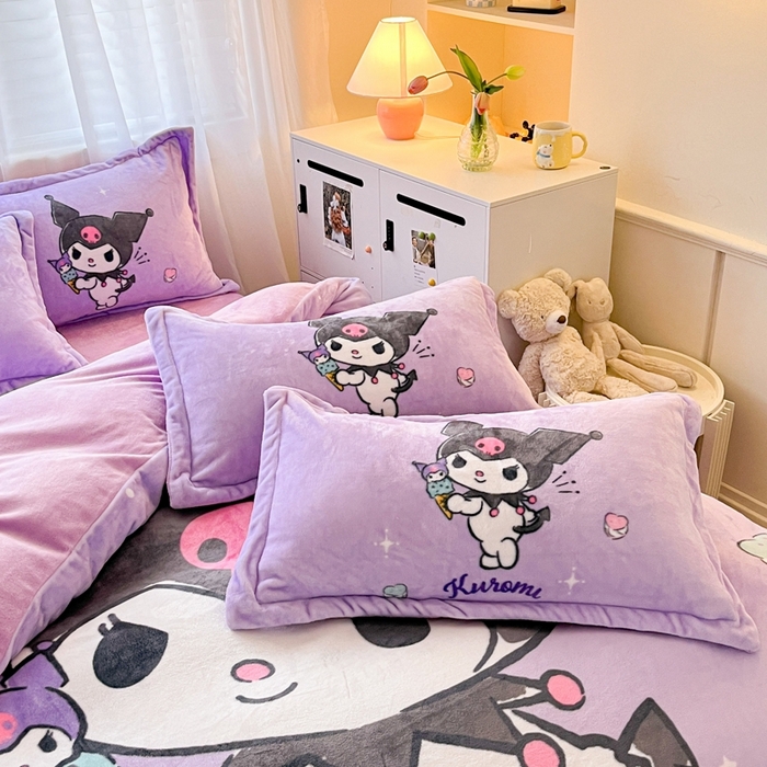 91家纺网 家纺一手货源 找家纺 金爱家 2025新款正版三丽鸥授权大版卡通平网数码印花加厚高克重牛奶绒系列四件套-第二批 冰淇淋库洛米