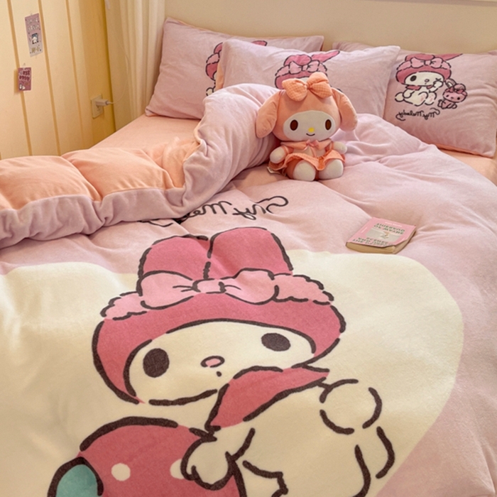 91家纺网 家纺一手货源 找家纺 金爱家 2025新款正版三丽鸥授权大版卡通平网数码印花加厚高克重牛奶绒系列四件套-第二批 绒R草莓美乐蒂