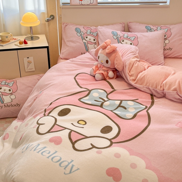 91家纺网 家纺一手货源 找家纺 金爱家 2025新款正版三丽鸥授权大版卡通平网数码印花加厚高克重牛奶绒系列四件套-第二批 绒R萌萌美乐蒂