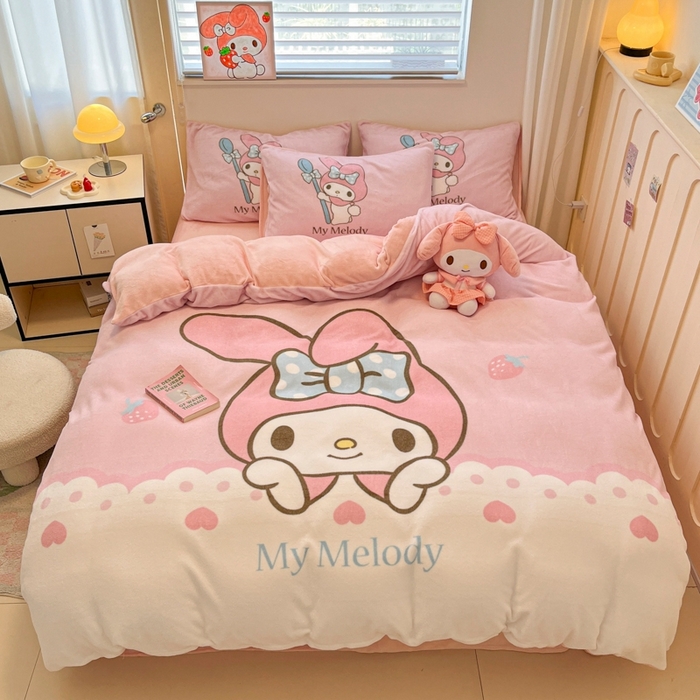 91家纺网 家纺一手货源 找家纺 金爱家 2025新款正版三丽鸥授权大版卡通平网数码印花加厚高克重牛奶绒系列四件套-第二批 绒R萌萌美乐蒂