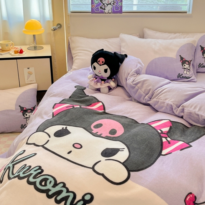 91家纺网 家纺一手货源 找家纺 金爱家 2025新款正版三丽鸥授权大版卡通平网数码印花加厚高克重牛奶绒系列四件套-第二批 绒R呆萌库洛米