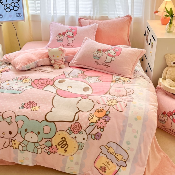 91家纺网 家纺一手货源 找家纺 金爱家 2025新款正版三丽鸥授权大版卡通平网数码印花加厚高克重牛奶绒系列四件套-第二批 熊熊兔美乐蒂