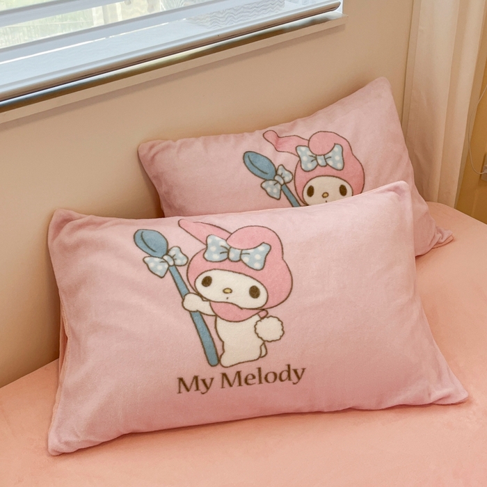 91家纺网 家纺一手货源 找家纺 金爱家 2025新款正版三丽鸥授权大版卡通平网数码印花加厚高克重牛奶绒系列四件套-第二批 绒R萌萌美乐蒂