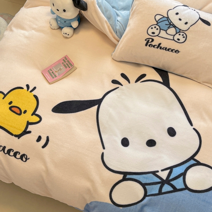 91家纺网 家纺一手货源 找家纺 金爱家 2025新款正版三丽鸥授权大版卡通平网数码印花加厚高克重牛奶绒系列四件套-第二批 绒R酷酷狗