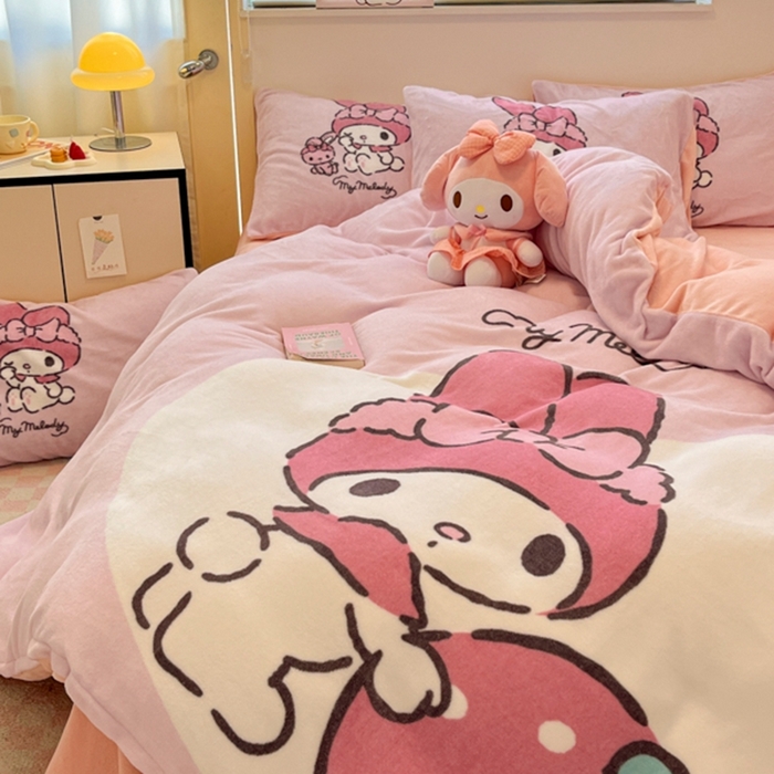 91家纺网 家纺一手货源 找家纺 金爱家 2025新款正版三丽鸥授权大版卡通平网数码印花加厚高克重牛奶绒系列四件套-第二批 绒R草莓美乐蒂