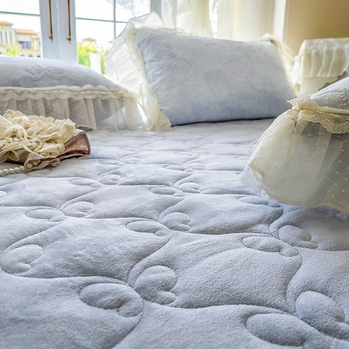 91家纺网 家纺一手货源 找家纺 虹星家纺 2025新款法式雕花牛奶绒花边单床盖-星光碟影 星光蝶影-海盐蓝