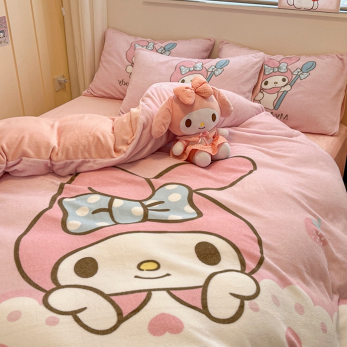 91家纺网 家纺一手货源 找家纺 金爱家 2025新款正版三丽鸥授权大版卡通平网数码印花加厚高克重牛奶绒系列四件套-第二批 绒R萌萌美乐蒂