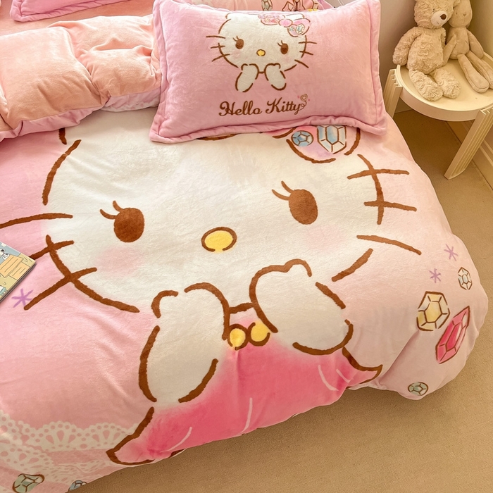 91家纺网 家纺一手货源 找家纺 金爱家 2025新款正版三丽鸥授权大版卡通平网数码印花加厚高克重牛奶绒系列四件套-第二批 宝石kt