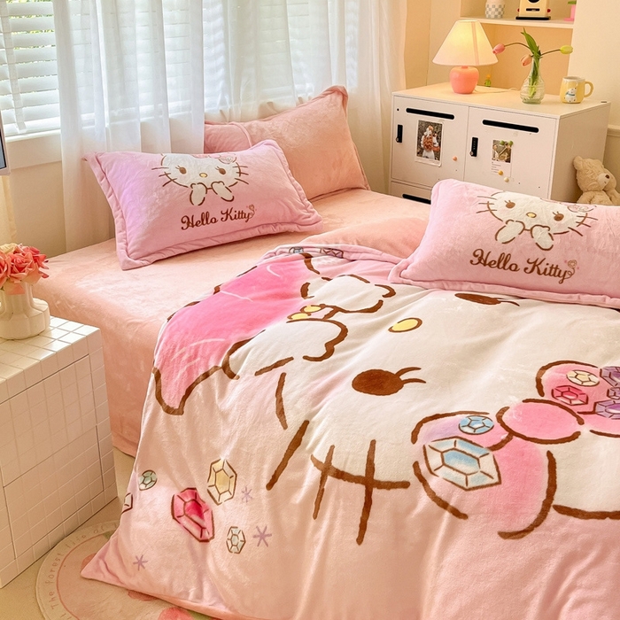 91家纺网 家纺一手货源 找家纺 金爱家 2025新款正版三丽鸥授权大版卡通平网数码印花加厚高克重牛奶绒系列四件套-第二批 宝石kt