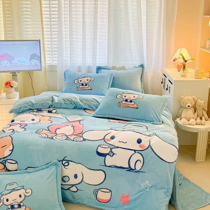 91家纺网 家纺一手货源 找家纺 金爱家 2025新款正版三丽鸥授权大版卡通平网数码印花加厚高克重牛奶绒系列四件套-第二批 伙伴玉桂狗