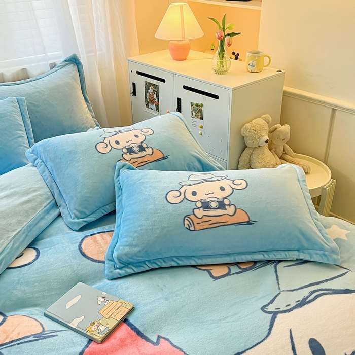 91家纺网 家纺一手货源 找家纺 金爱家 2025新款正版三丽鸥授权大版卡通平网数码印花加厚高克重牛奶绒系列四件套-第二批 伙伴玉桂狗