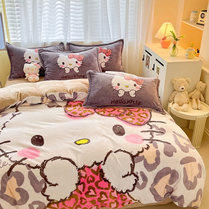 91家纺网 家纺一手货源 找家纺 金爱家 2025新款正版三丽鸥授权大版卡通平网数码印花加厚高克重牛奶绒系列四件套-第二批 咖啡豹纹kt