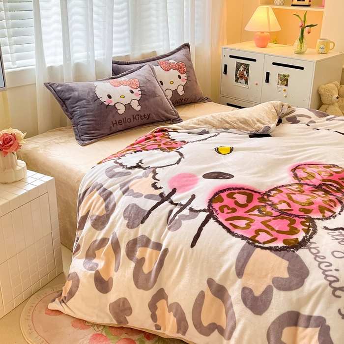 91家纺网 家纺一手货源 找家纺 金爱家 2025新款正版三丽鸥授权大版卡通平网数码印花加厚高克重牛奶绒系列四件套-第二批 咖啡豹纹kt