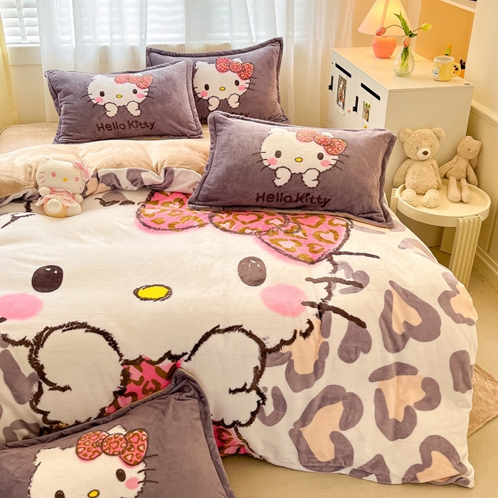 91家纺网 家纺一手货源 找家纺 金爱家 2025新款正版三丽鸥授权大版卡通平网数码印花加厚高克重牛奶绒系列四件套-第二批 咖啡豹纹kt