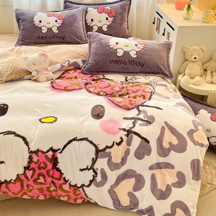 91家纺网 家纺一手货源 找家纺 金爱家 2025新款正版三丽鸥授权大版卡通平网数码印花加厚高克重牛奶绒系列四件套-第二批 咖啡豹纹kt