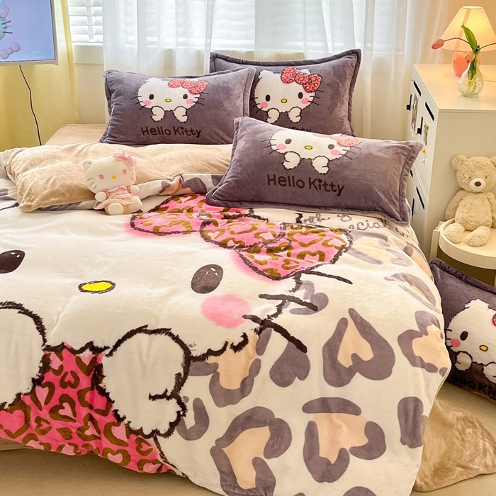 91家纺网 家纺一手货源 找家纺 金爱家 2025新款正版三丽鸥授权大版卡通平网数码印花加厚高克重牛奶绒系列四件套-第二批 咖啡豹纹kt