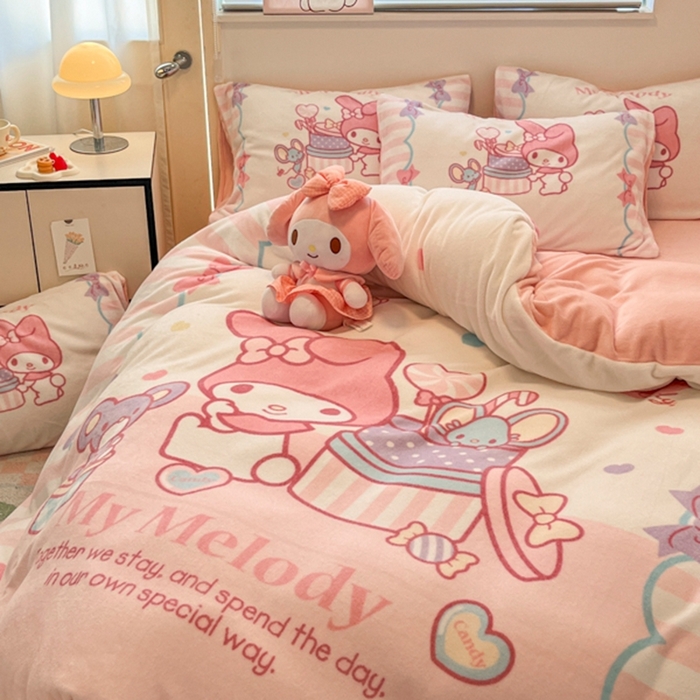 91家纺网 家纺一手货源 找家纺 金爱家 2025新款正版三丽鸥授权大版卡通平网数码印花加厚高克重牛奶绒系列四件套-第二批 绒R礼物美乐蒂