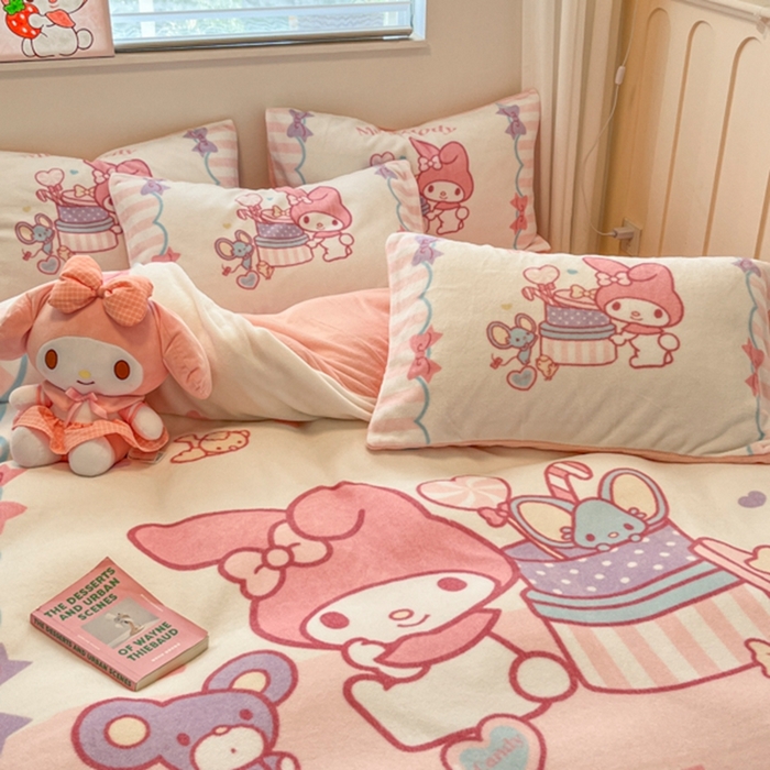 91家纺网 家纺一手货源 找家纺 金爱家 2025新款正版三丽鸥授权大版卡通平网数码印花加厚高克重牛奶绒系列四件套-第二批 绒R礼物美乐蒂