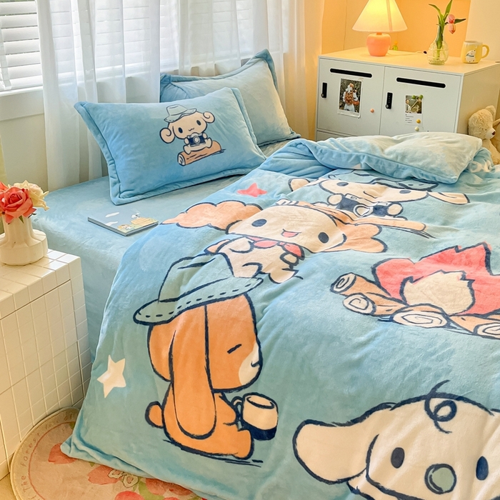 91家纺网 家纺一手货源 找家纺 金爱家 2025新款正版三丽鸥授权大版卡通平网数码印花加厚高克重牛奶绒系列四件套-第二批 伙伴玉桂狗