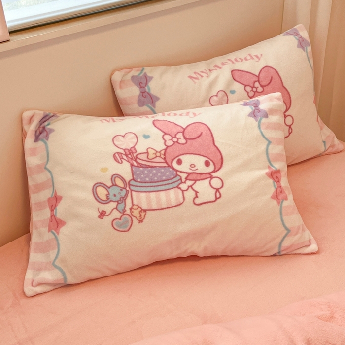 91家纺网 家纺一手货源 找家纺 金爱家 2025新款正版三丽鸥授权大版卡通平网数码印花加厚高克重牛奶绒系列四件套-第二批 绒R礼物美乐蒂